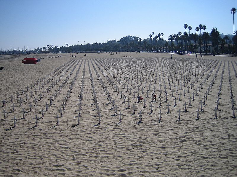 Stranden i Santa Barbara. Et kors for hver dd amerikans soldat i Irak.